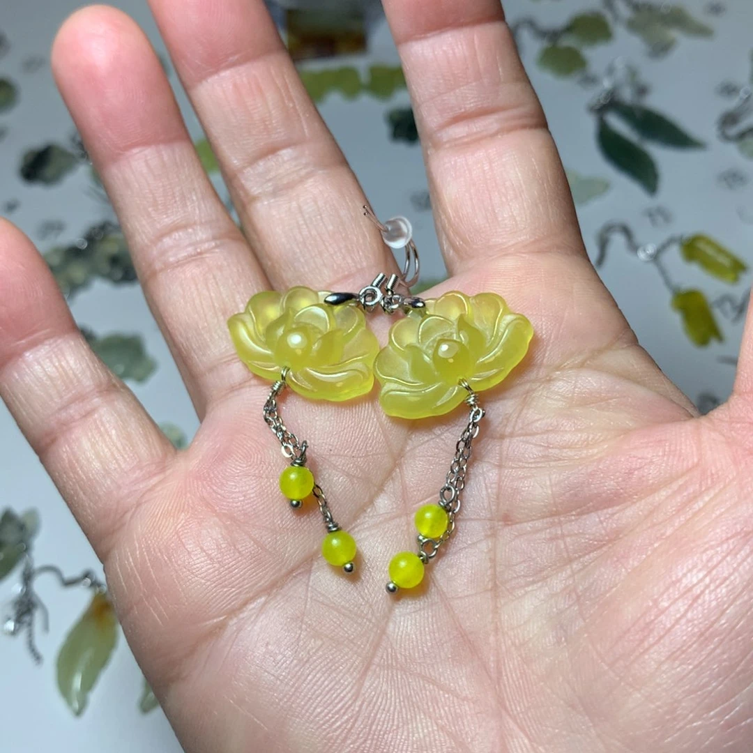 蛇纹石玉耳饰未镶嵌果*