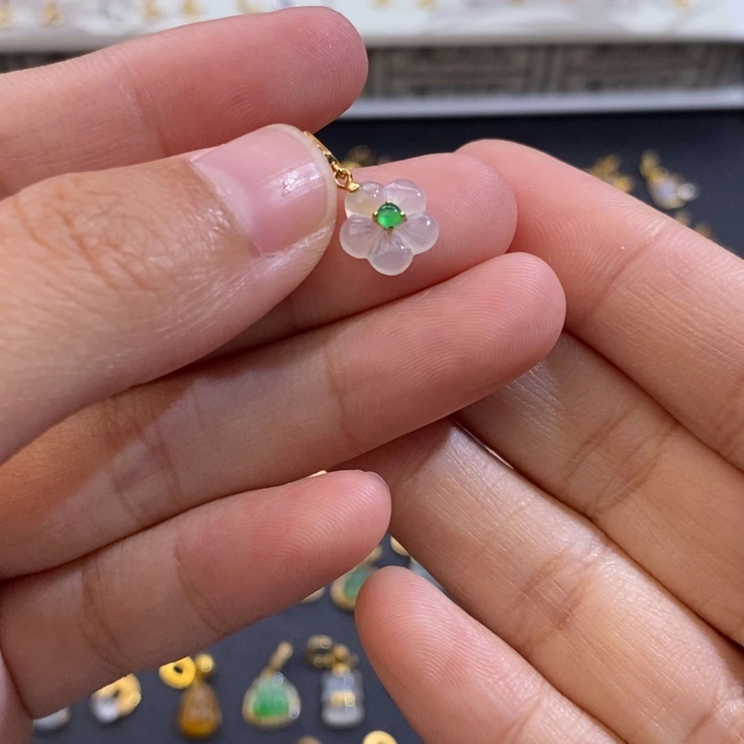 一***麻翡翠18K金镶嵌颈饰翡翠