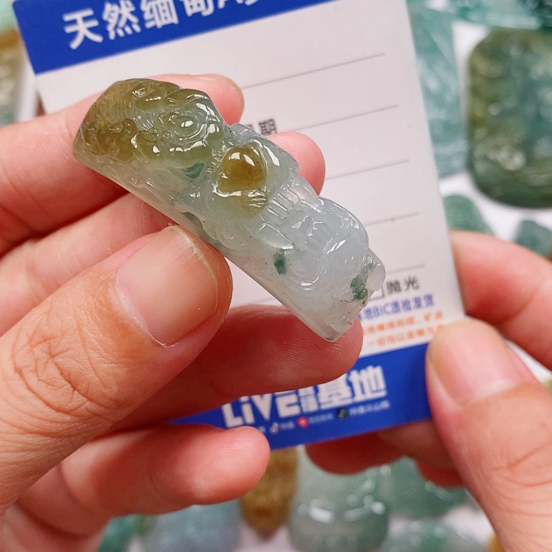 翡翠未镶嵌颈饰龙手牌