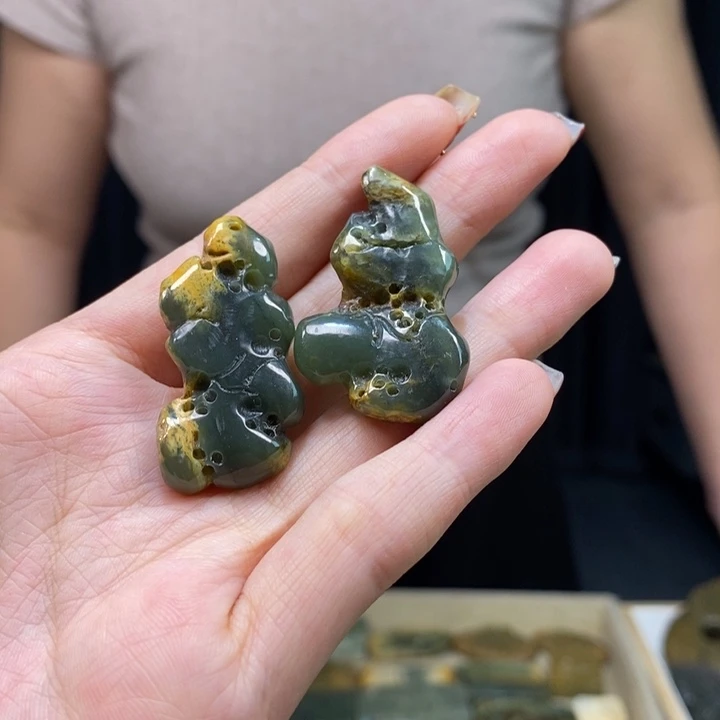 岫岩河磨玉（透闪石质玉）颈饰未镶嵌