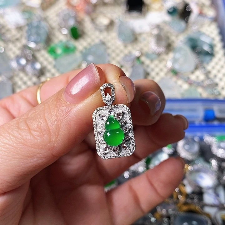 翡翠颈饰18K金镶嵌吊坠