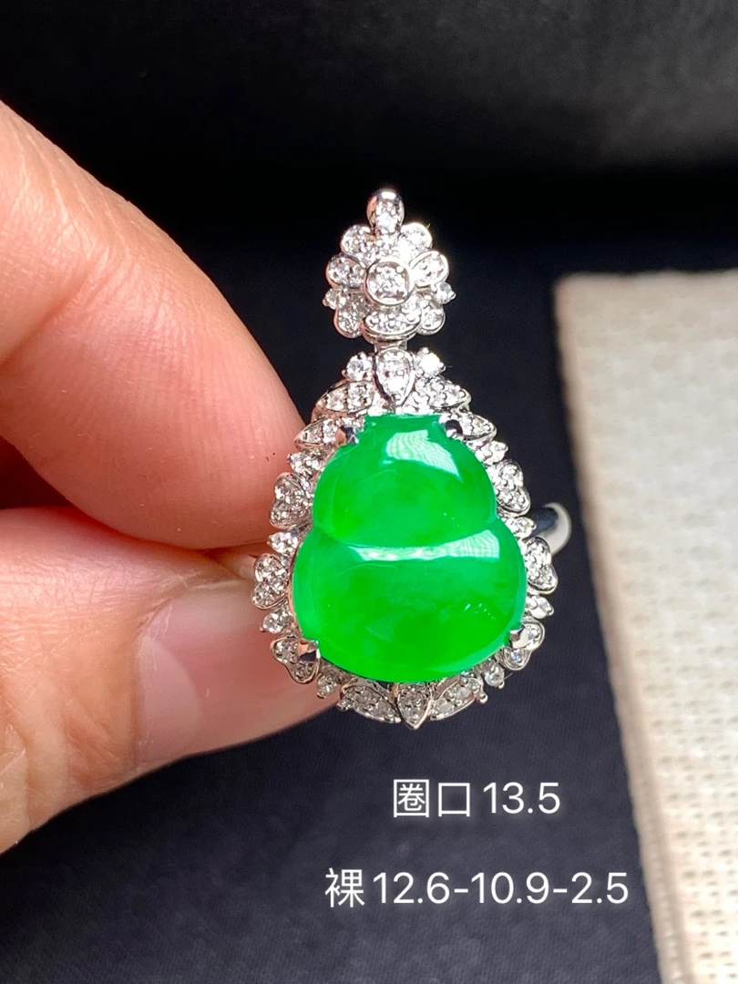 满绿翡翠葫芦戒指吊坠两用款 颜色阳 水润光泽 品质不错 镶嵌精致
