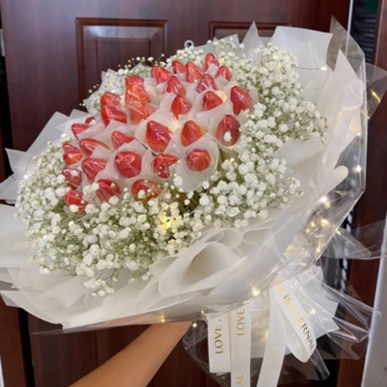 33颗草莓发光花束