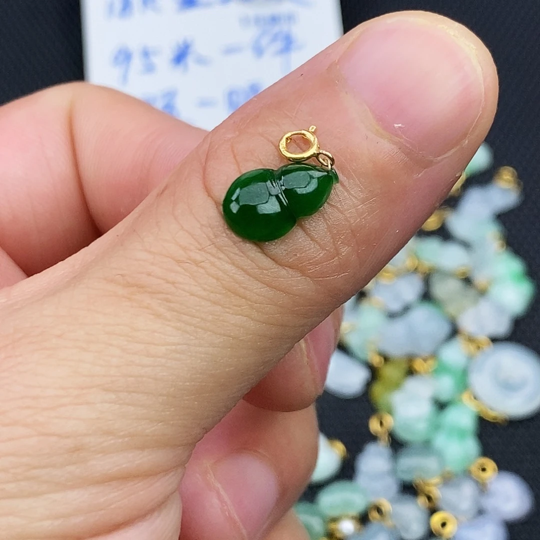 翡翠18K金镶嵌颈饰葫芦