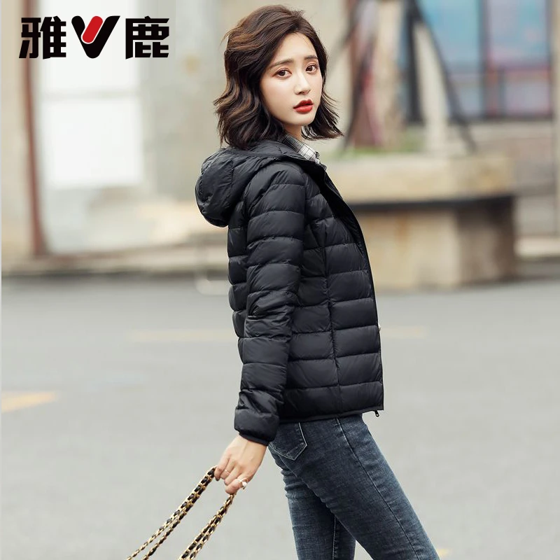 雅鹿轻薄羽绒服女短款2025年秋冬修身显瘦连帽轻暖白鸭绒外套