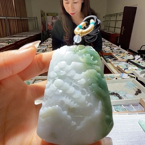翡翠未镶嵌颈饰一个