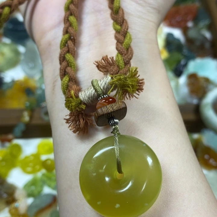 未镶嵌蛇纹石玉吊坠