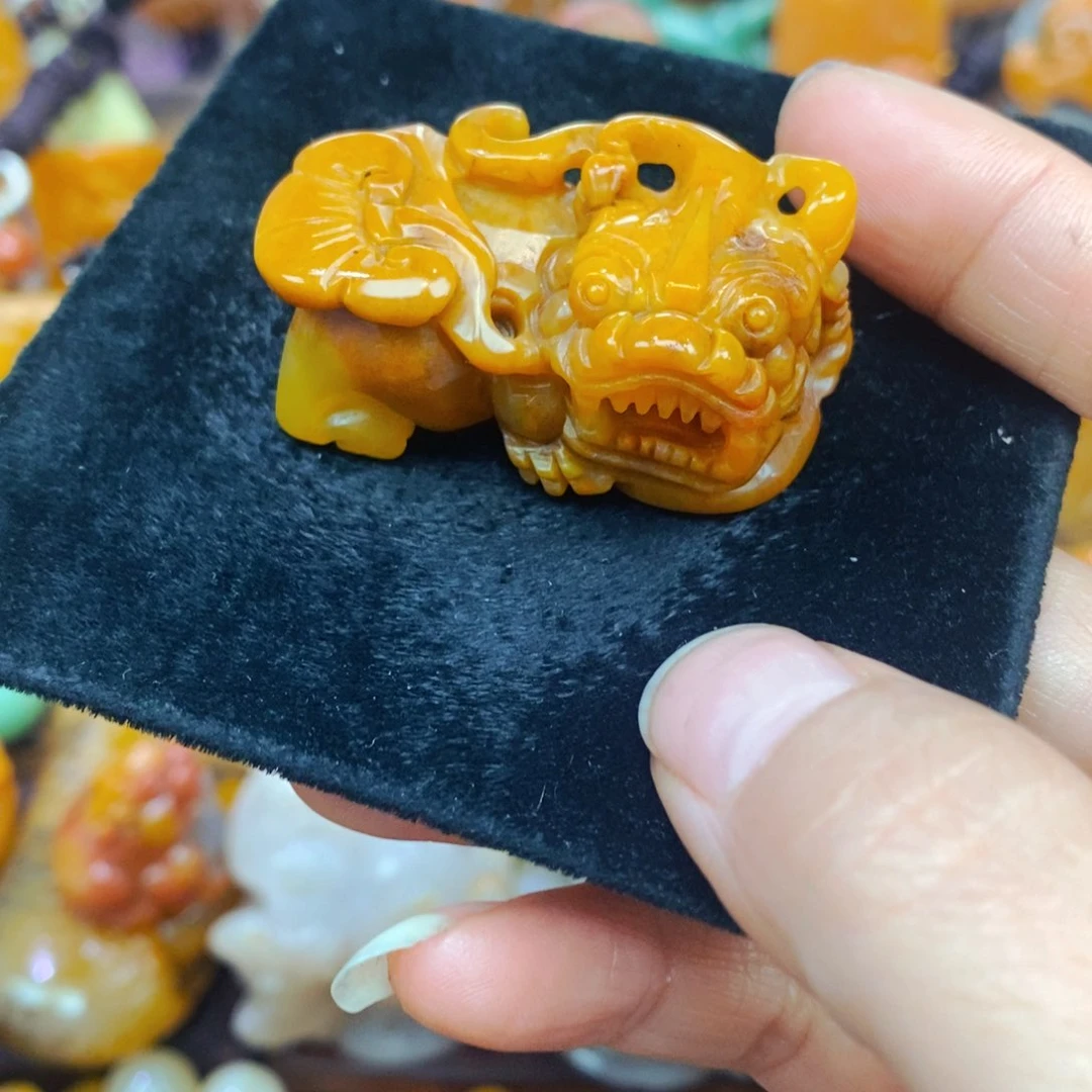 未镶嵌石英质玉（黄龙玉）颈饰