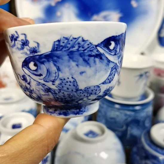 景德镇陶瓷青花鱼直口杯