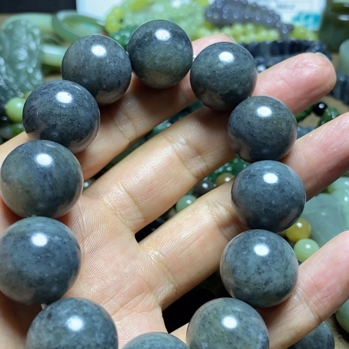 芭***孩颈饰未镶嵌和田玉