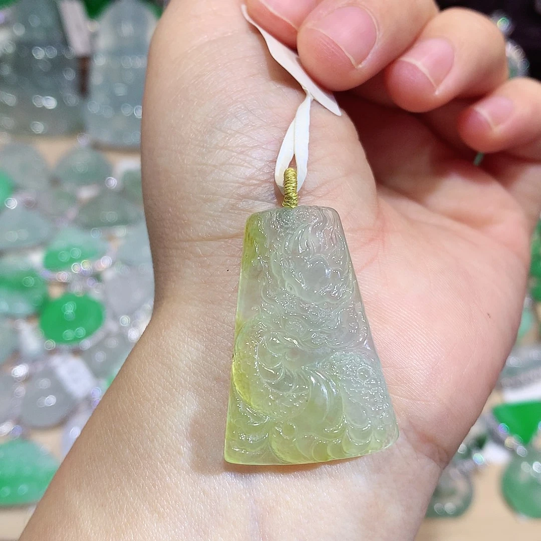 翡翠未镶嵌颈饰龙牌