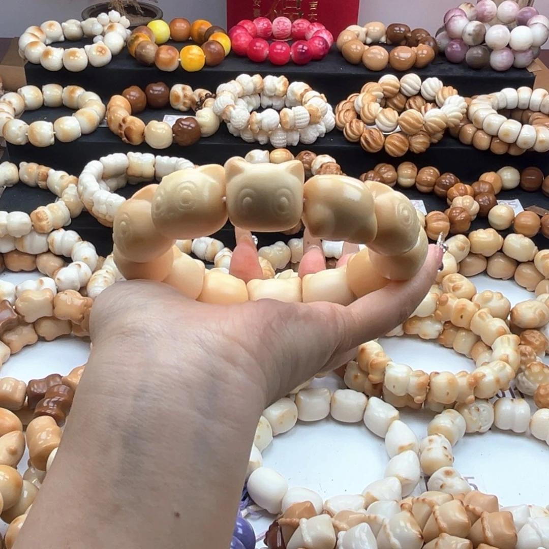 吊坠白玉菩提小黑精灵24卡奶色