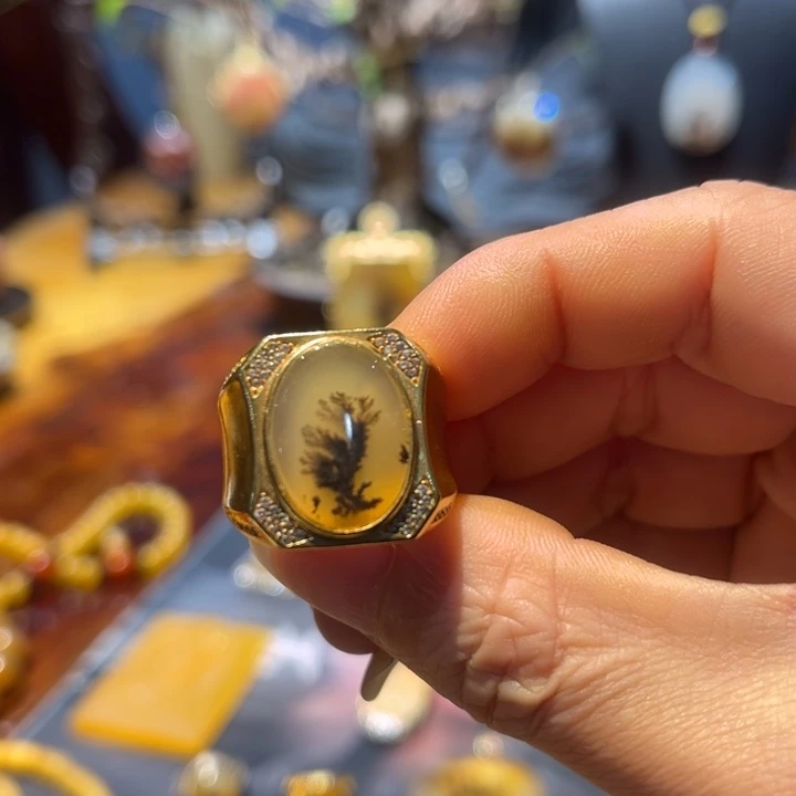 未镶嵌石英质玉（黄龙玉）颈饰