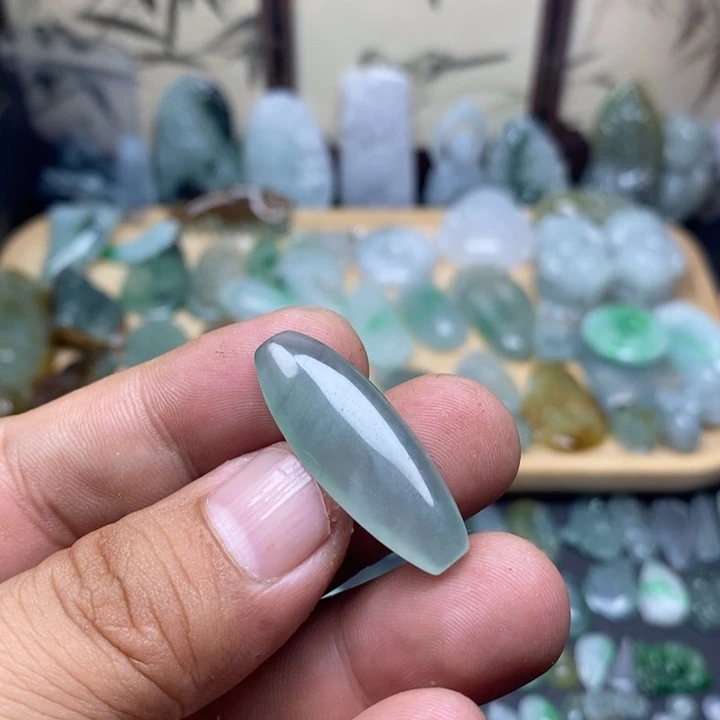 翡翠未镶嵌颈饰随形