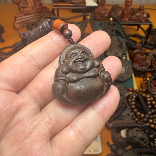 沉香木木佛公吊坠-绳子款越南木双面精工雕刻挂件