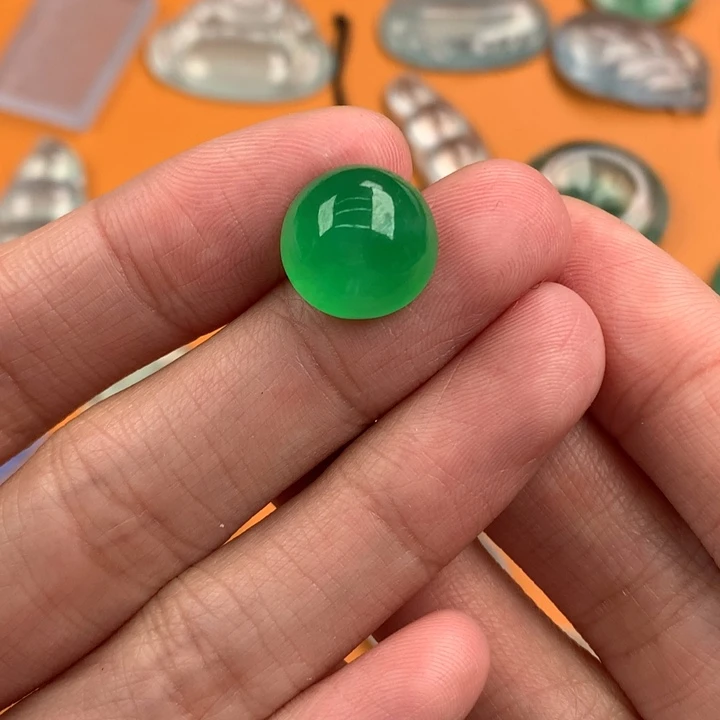 翡翠挂件未镶嵌…..