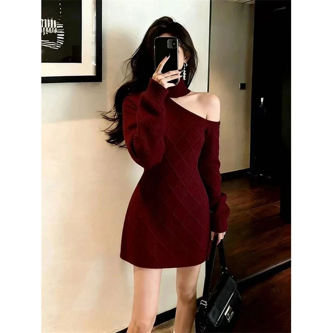 巨好看的酒红色露肩针织连衣裙女初冬小个子收腰包臀短裙