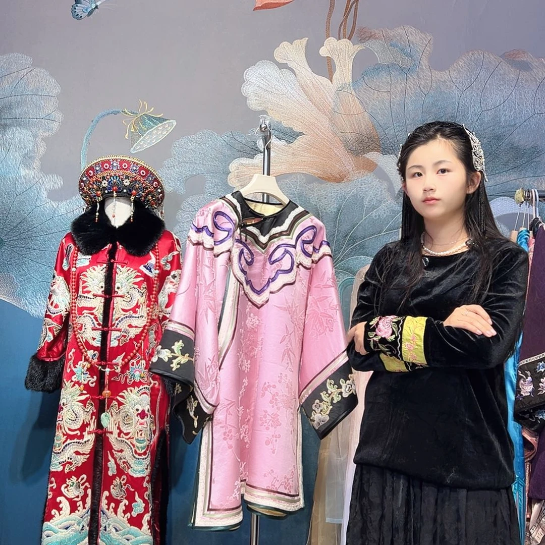 国庆特惠圆领斜襟袖口老绣片太太服