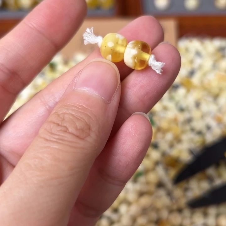 蜜蜡未镶嵌裸石8.9mm一对