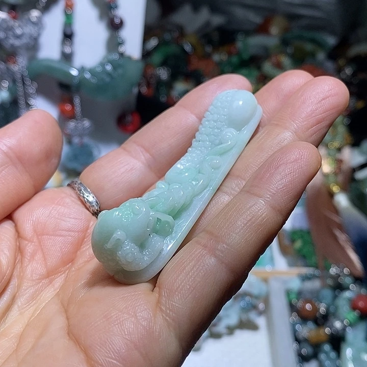 翡翠未镶嵌吊坠(赠链)