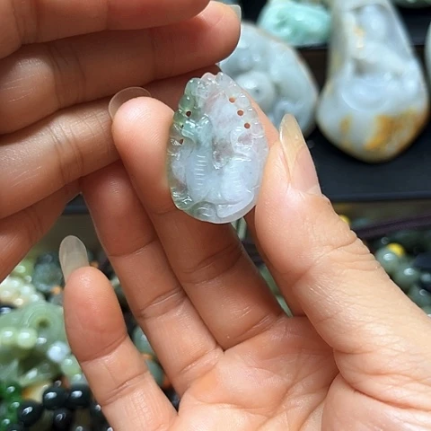 翡翠未镶嵌颈饰挂件