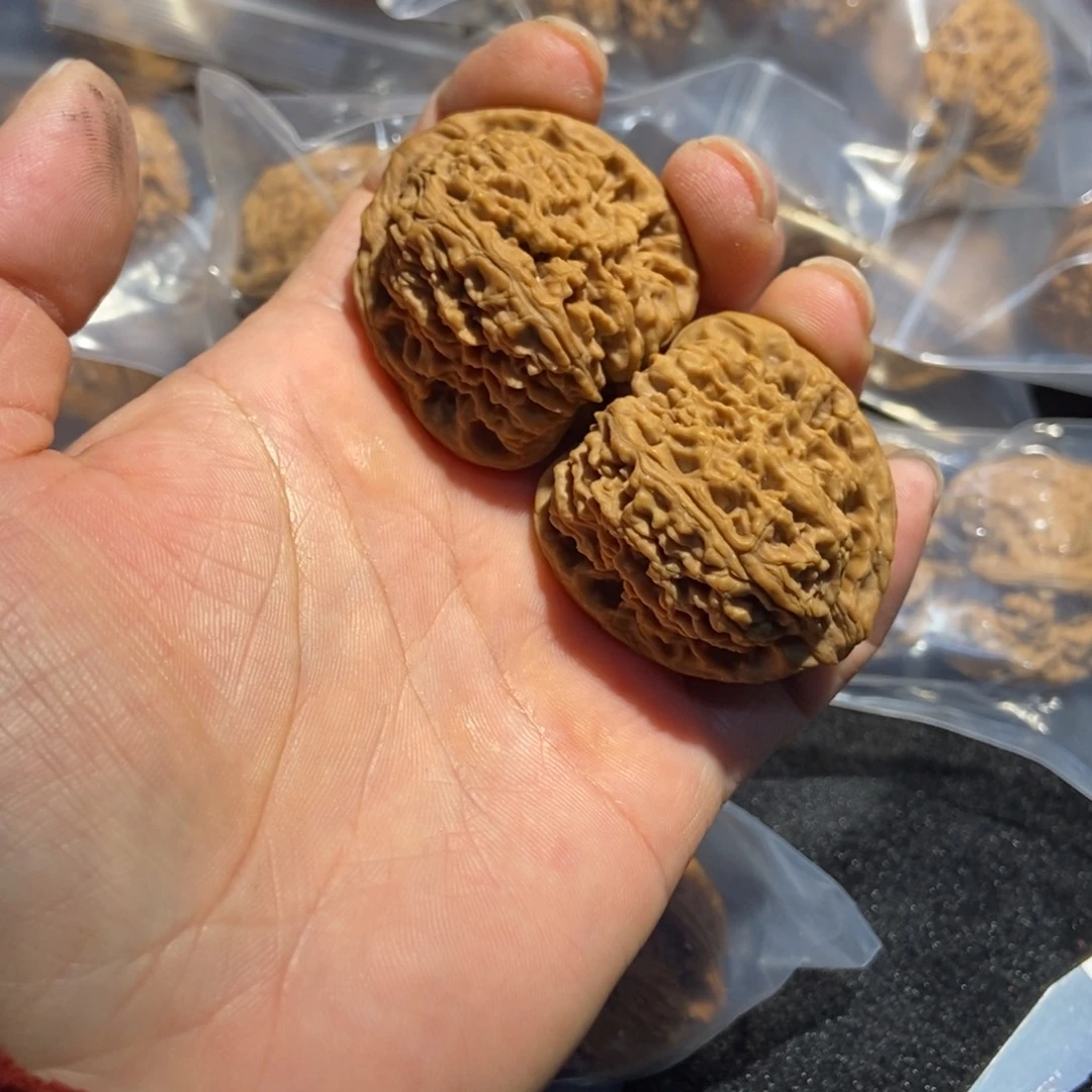 文玩核桃吊坠三角南疆石98