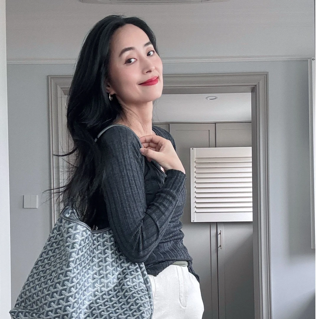 【安雅推荐】“如影随形”北欧极简风V领坑条极简针织衫