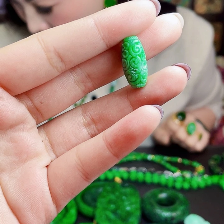 翡翠未镶嵌颈饰多样性