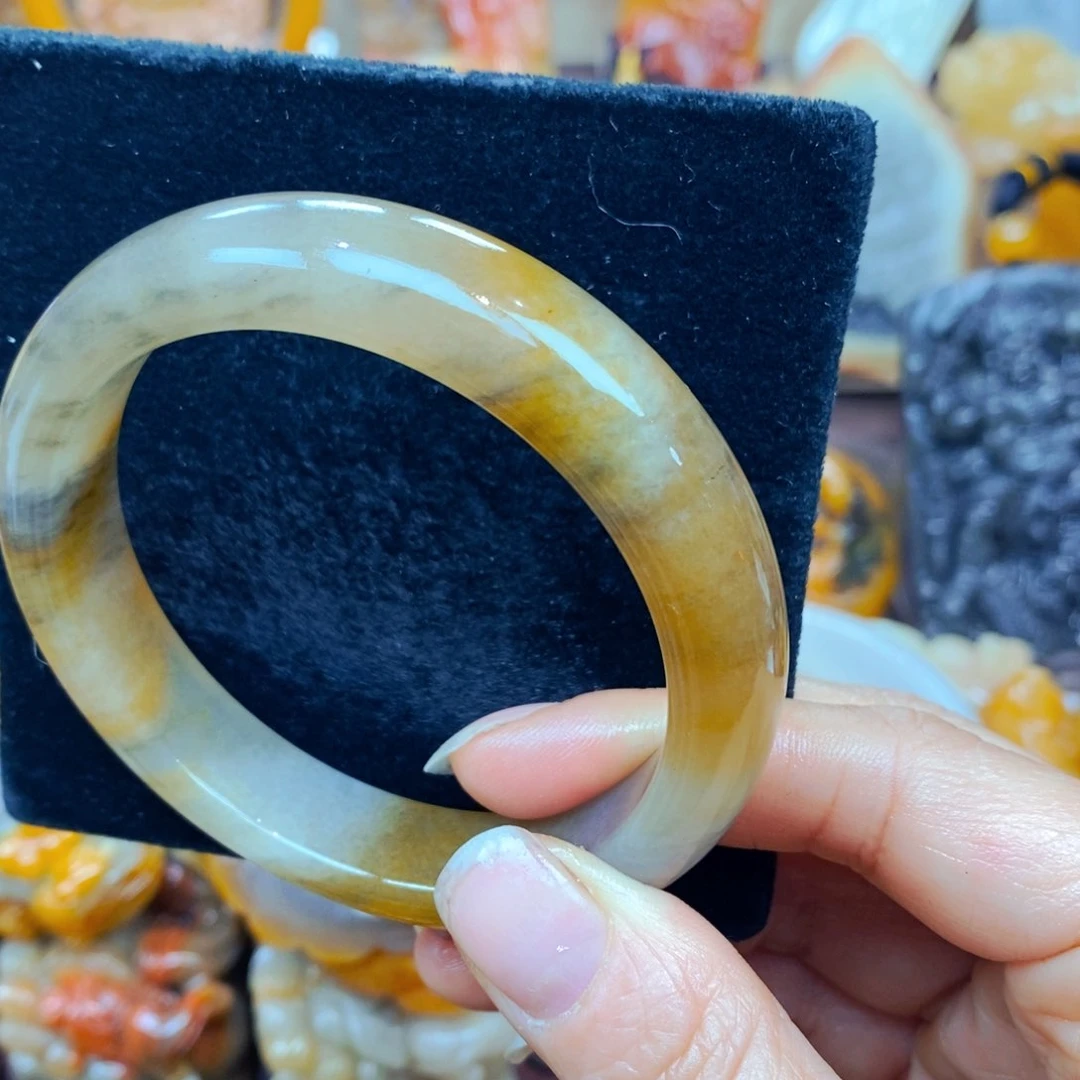 未镶嵌石英质玉（黄龙玉）颈饰