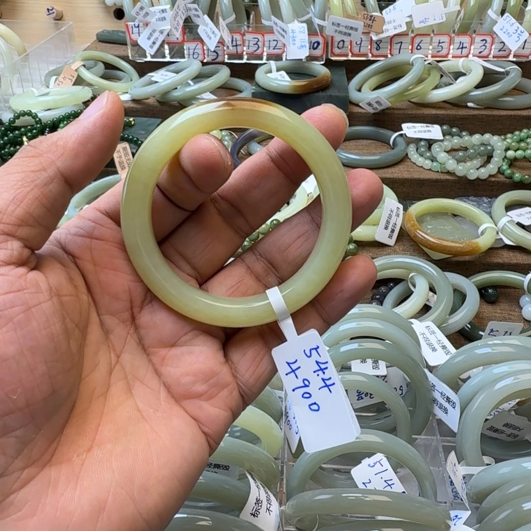 手***心和田玉未镶嵌手镯