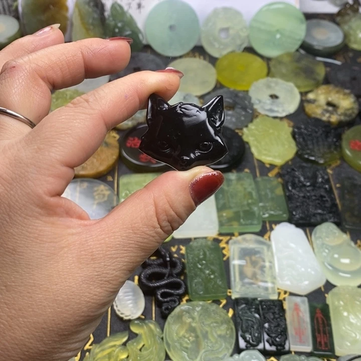 蛇纹石玉颈饰合金