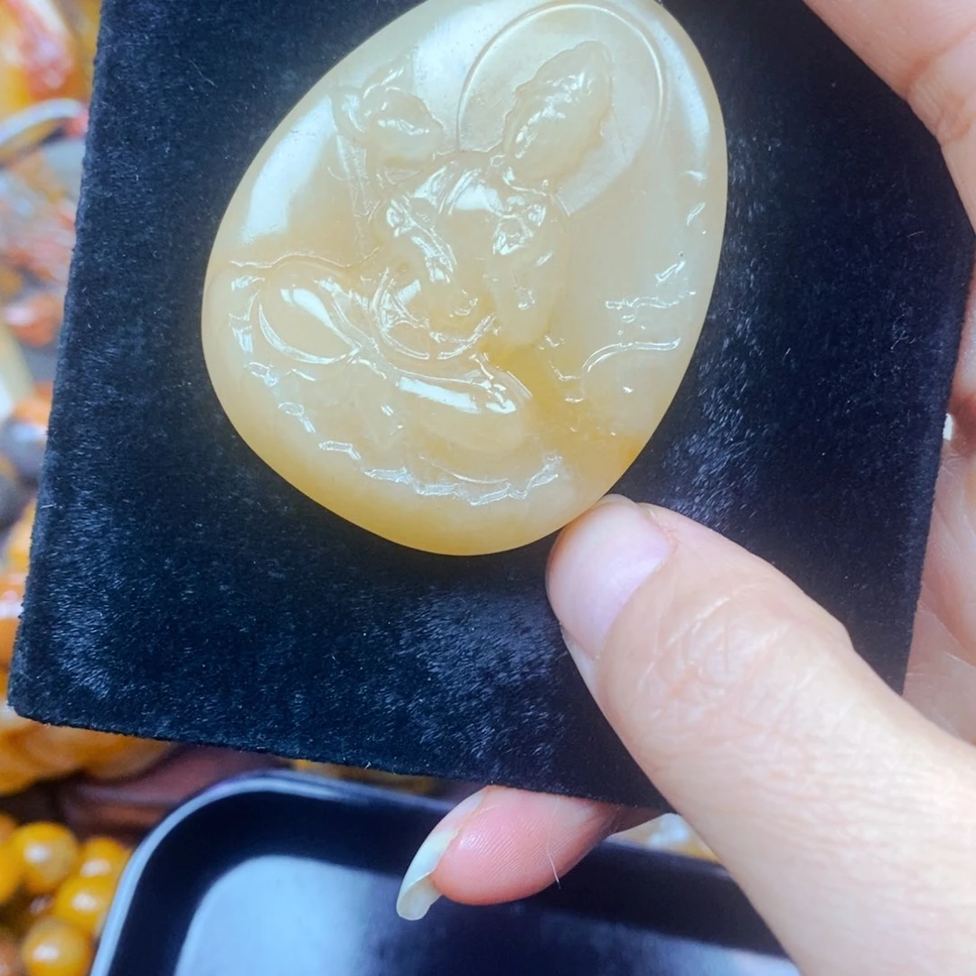 未镶嵌石英质玉（黄龙玉）颈饰