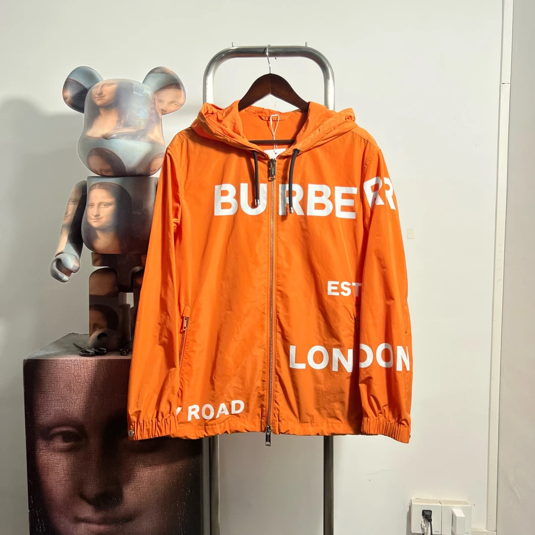 99新 BURBERRY/博柏利 弹幕冲锋衣 尺码：50胸围63衣长73