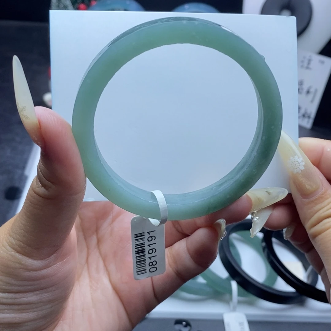 定制翡翠未镶嵌手镯浅绿