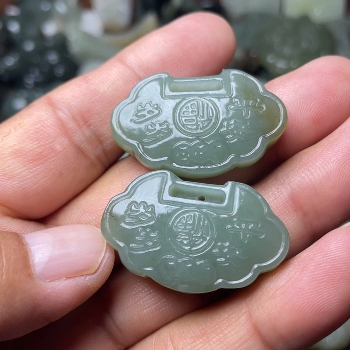 和田玉未镶嵌颈饰人**满