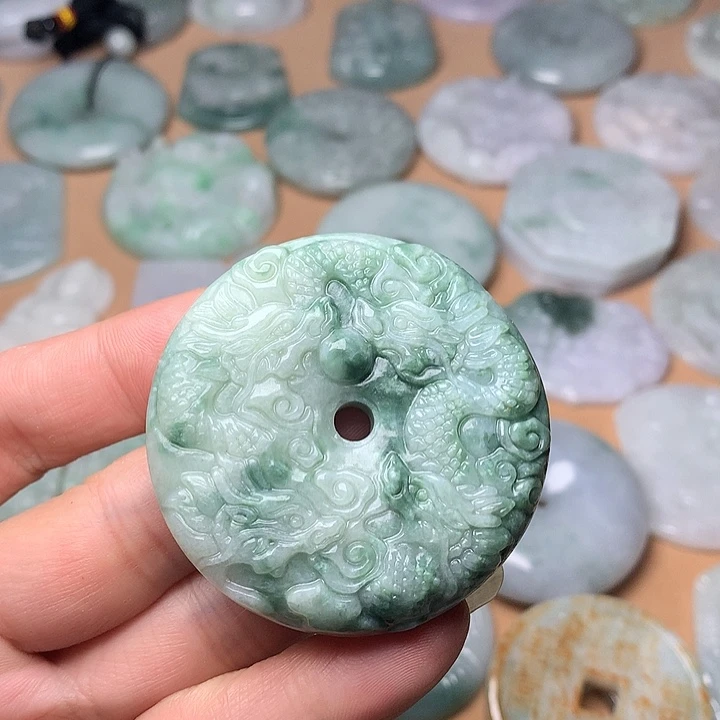 翡翠未镶嵌颈饰九龙扣