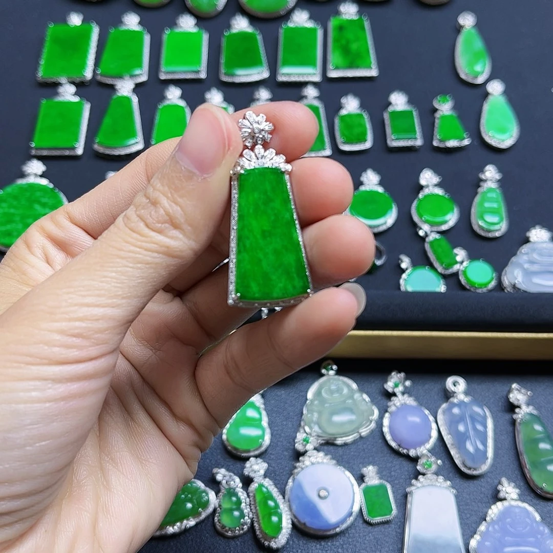 翡翠18K金镶嵌颈饰