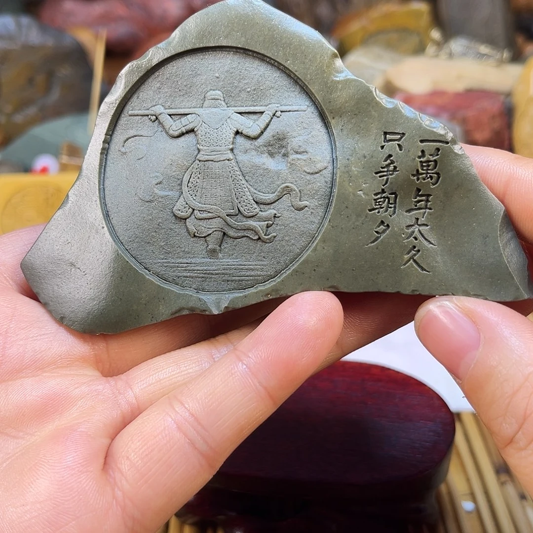 新疆原石雕刻手把件