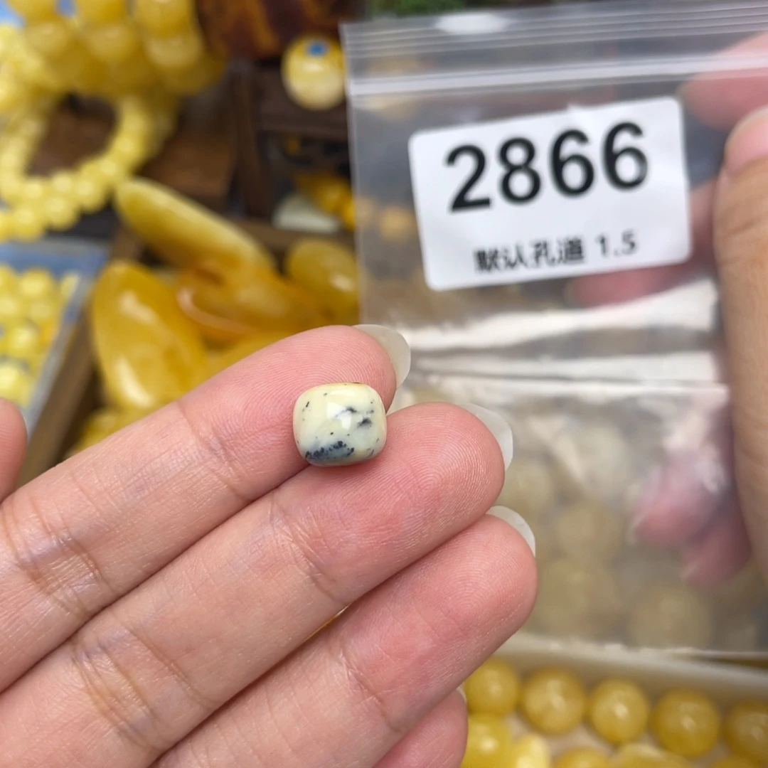 未镶嵌琥珀珠宝奇石10.2