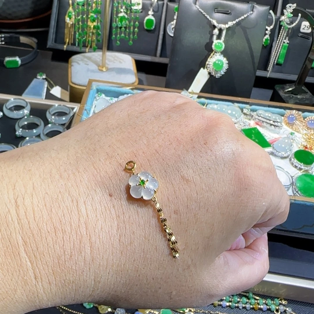 翡翠18K金镶嵌颈饰吊坠