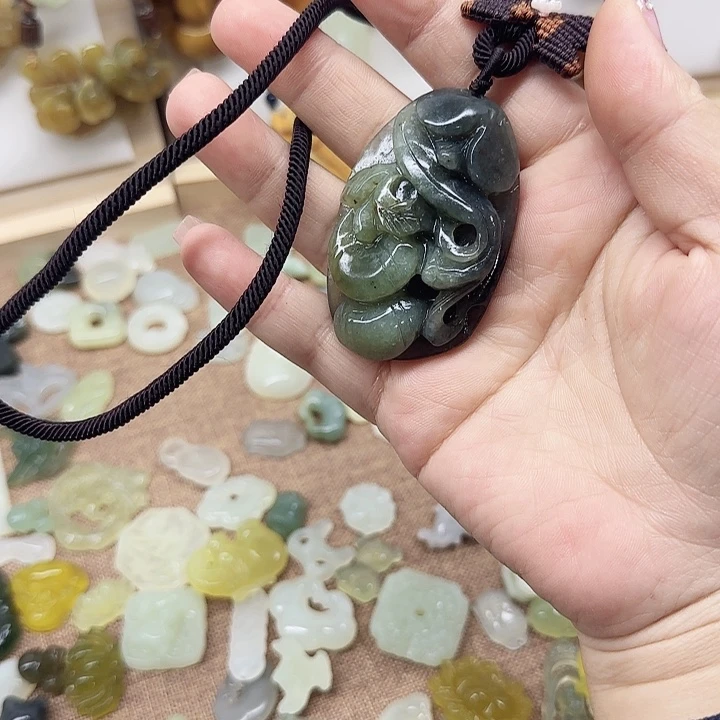 岫玉合金颈饰事事如意