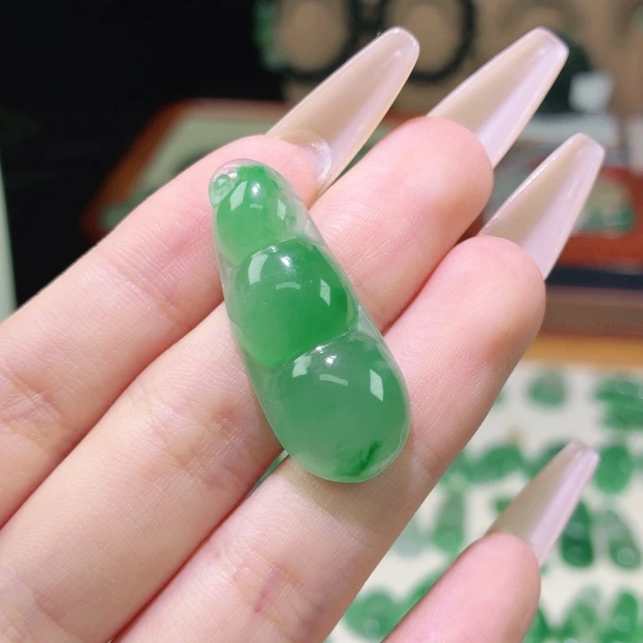石英质玉（非洲翠）未镶嵌颈饰