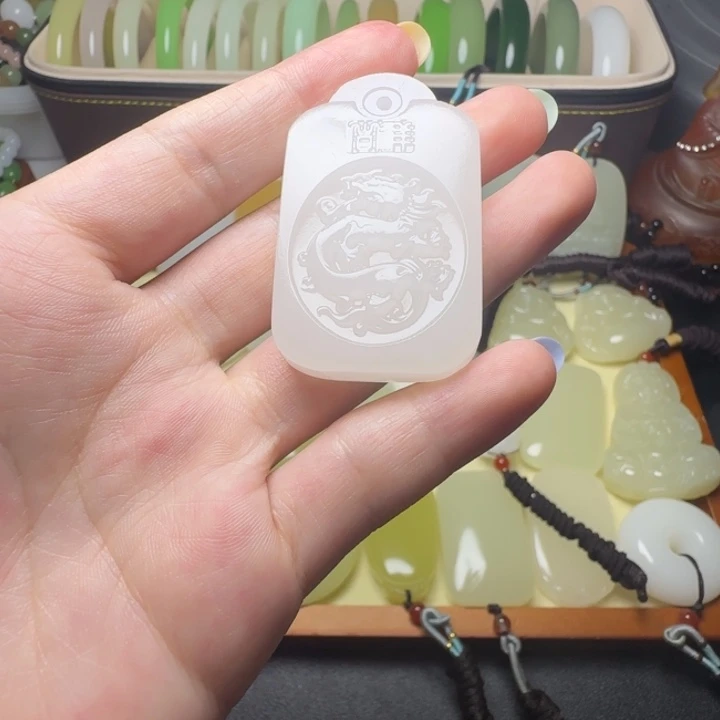 新疆老料羊脂白龙牌吊坠