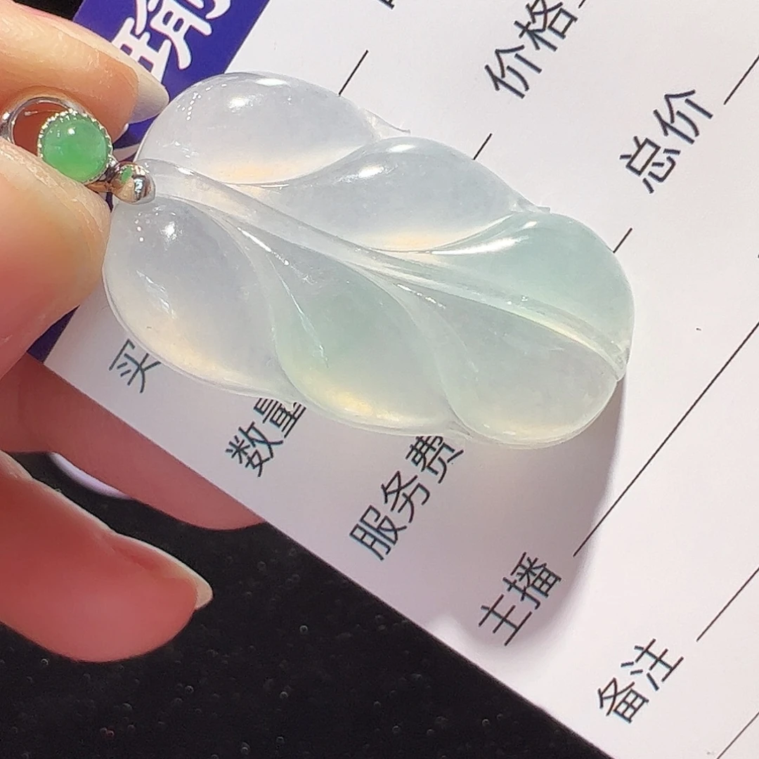 翡翠18K金镶嵌颈饰吊坠