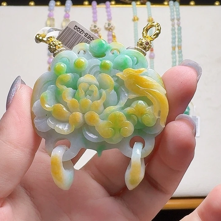 翡翠未镶嵌颈饰牡丹花