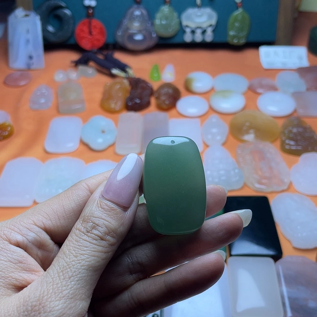 石英质玉（金丝玉）未镶嵌颈饰