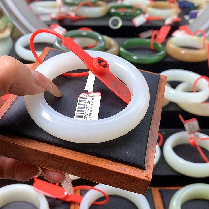 来***悦和田玉未镶嵌手镯