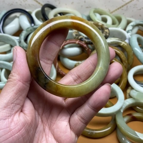 未镶嵌蛇纹石玉手镯风***?