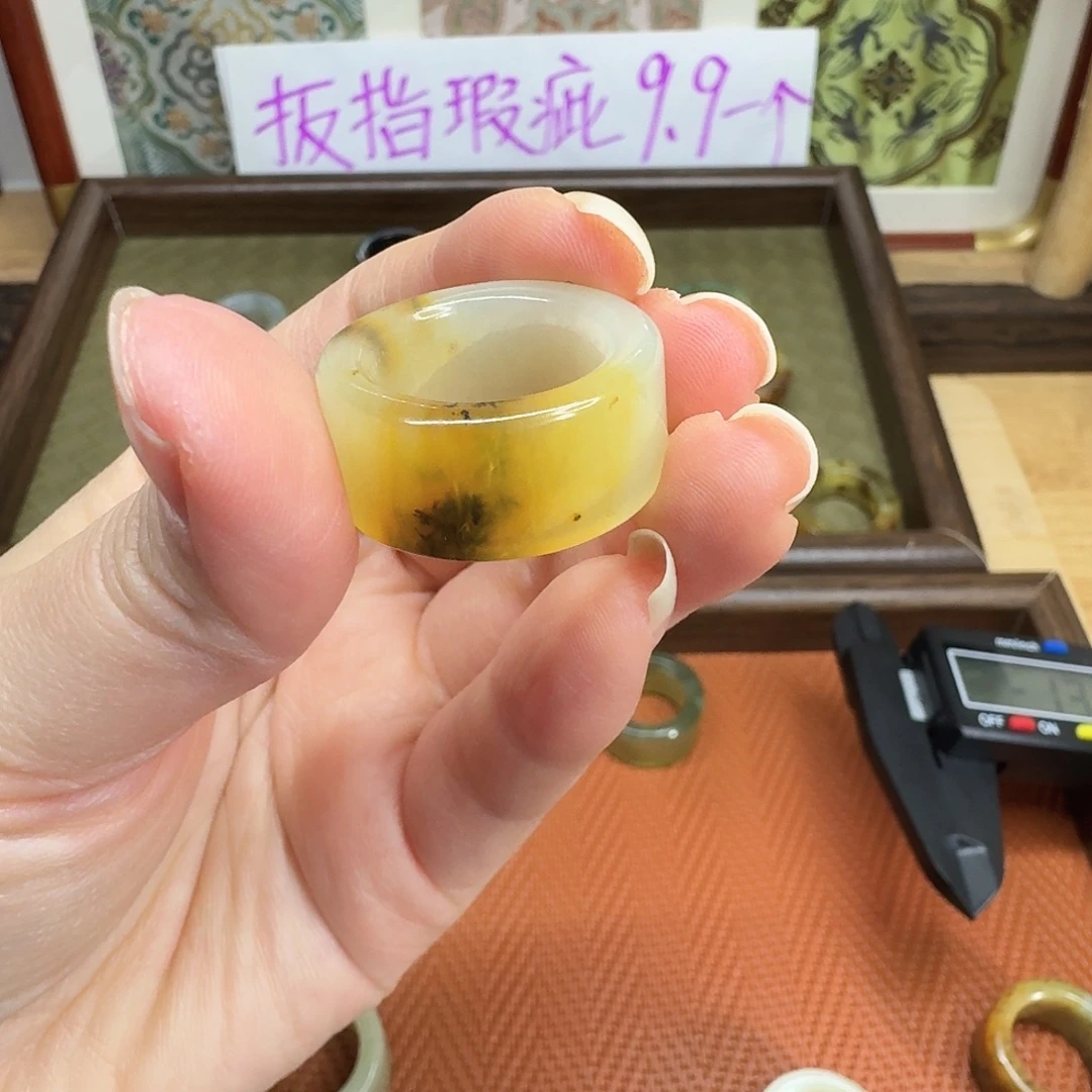 蛇纹石玉未镶嵌戒指卡16.6瑕疵