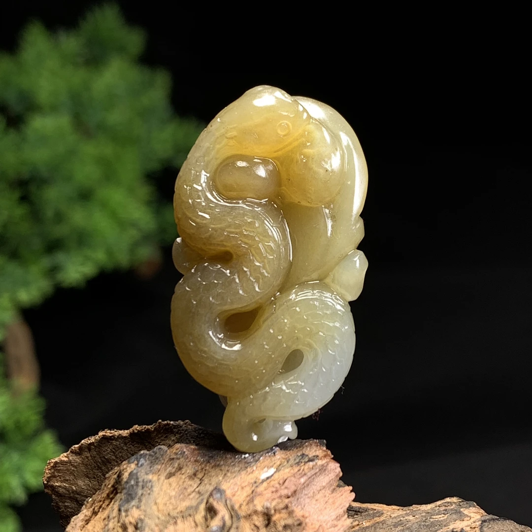 天然新疆和田玉蛇吊坠尺寸42*22*11重量13克